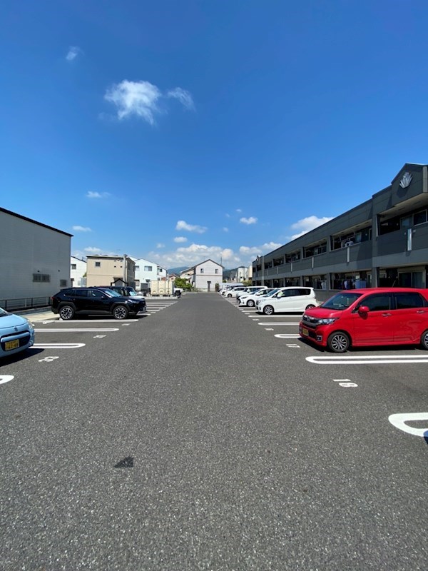 メゾン・ド・クライム  駐車場