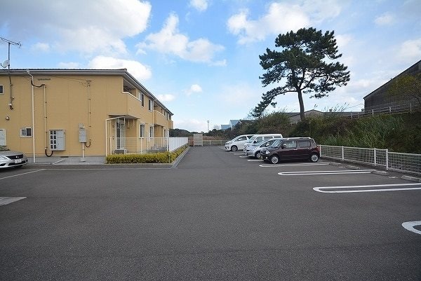 ブライトーU　A棟  駐車場