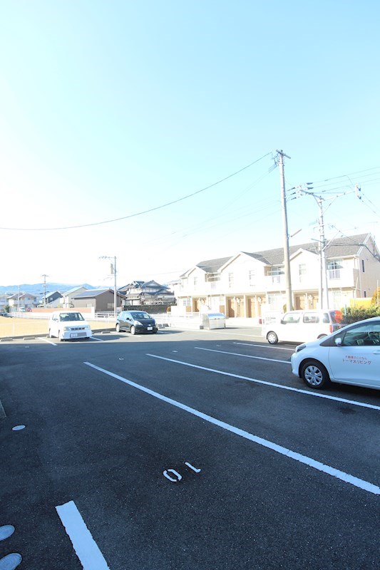 トゥルースライト 駐車場