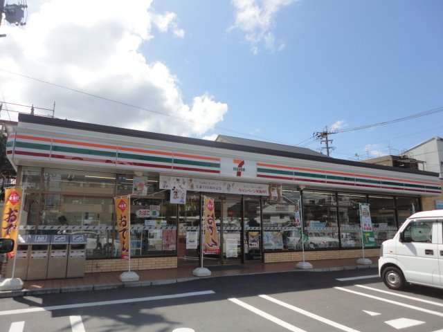 アルゴヴィラージュ八幡駅前 コンビニ