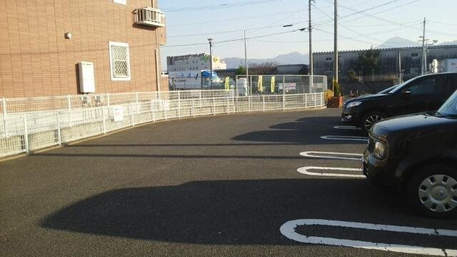 クレストール葛原 駐車場