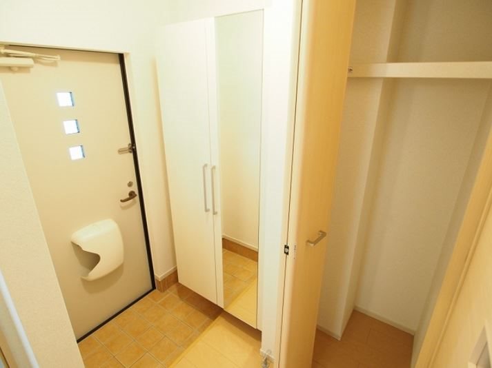 ウィステリア 参番館 玄関