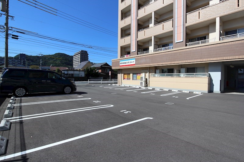 ニューアンジュ 駐車場