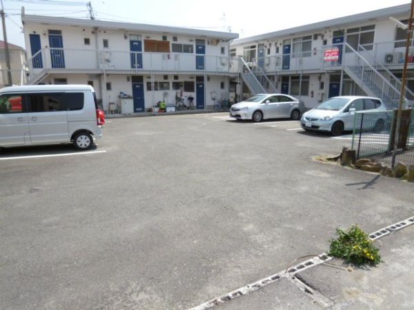 西小路ハイツ 駐車場