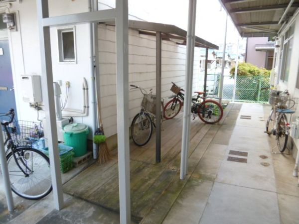 西小路ハイツ 駐車場
