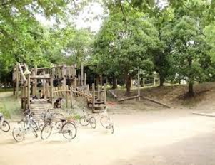 さつきビル 公園