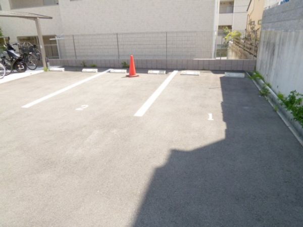 アムール彩都１ 駐車場