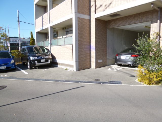 彩都シオン 駐車場