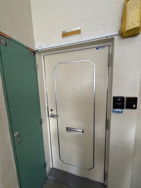 ヤバセハイツ 玄関