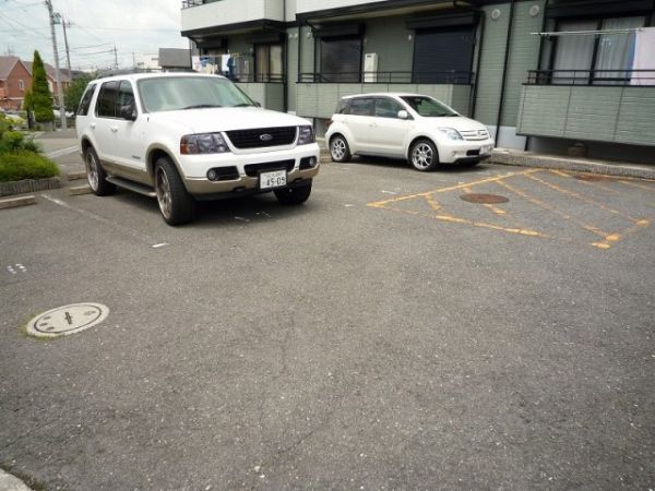 ボヌールB棟 駐車場