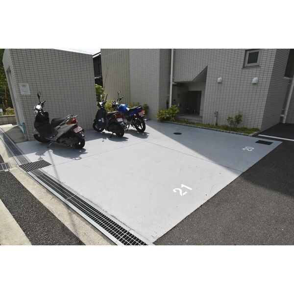 エルメンハイムⅡ 駐車場