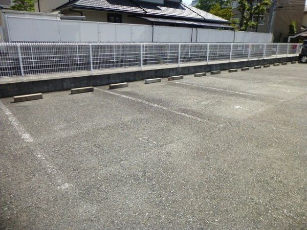 クレセント石橋 駐車場
