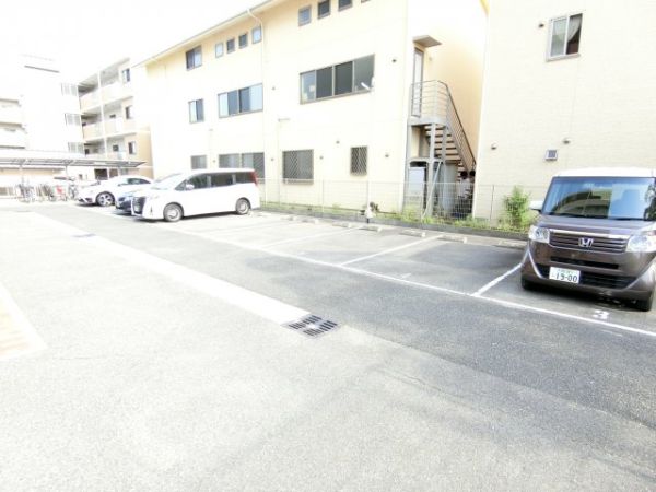 Step up Court 駐車場