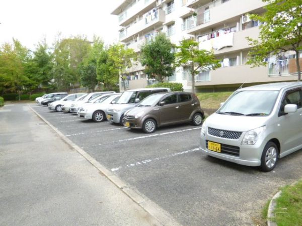 大阪府箕面市粟生間谷西４丁目 駐車場