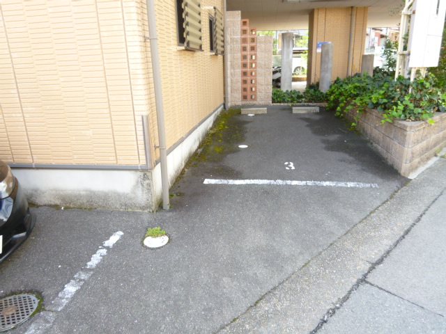 大阪府箕面市粟生間谷西３丁目 駐車場