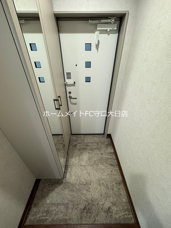 グロワール栄町 玄関