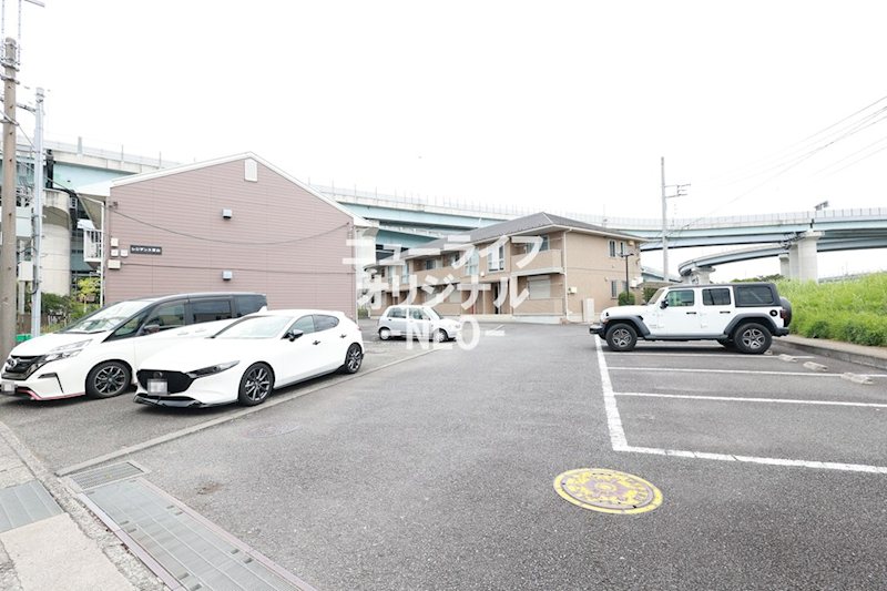 ウイングコート 駐車場