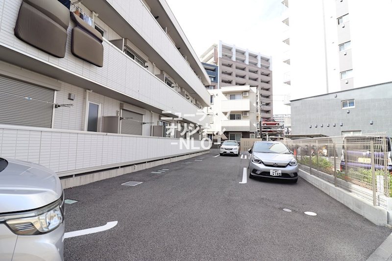 ルミエール本厚木 駐車場