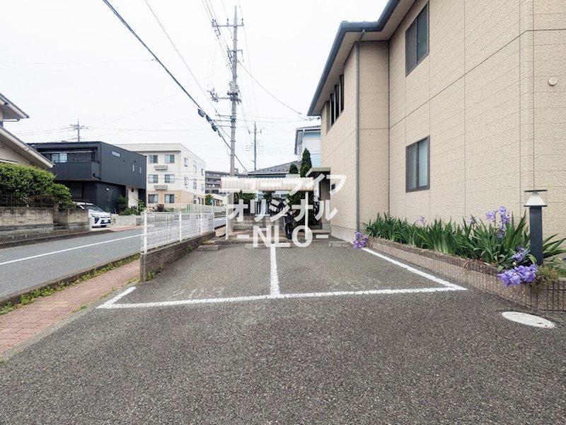 メルヴェーユヤマドリ 駐車場