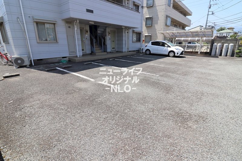 メゾン１２１７ 駐車場