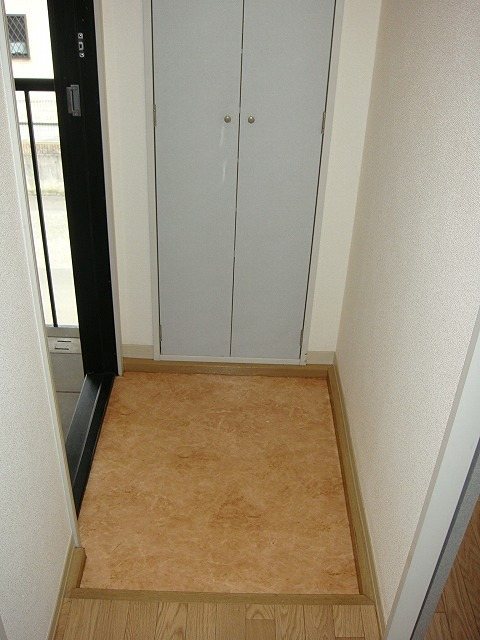 イーエムプットＢ 玄関