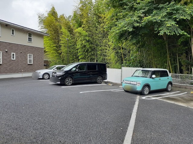 クレストガーデンⅡ 駐車場
