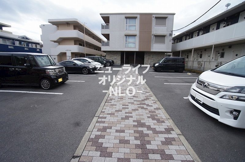 メゾンロッソ   駐車場