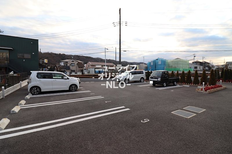 リビング平沢 駐車場