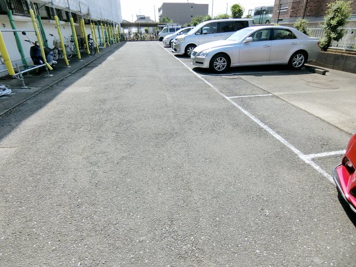 ルミエール湘南 駐車場