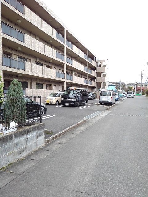 アンソレイエ　アオキ 駐車場