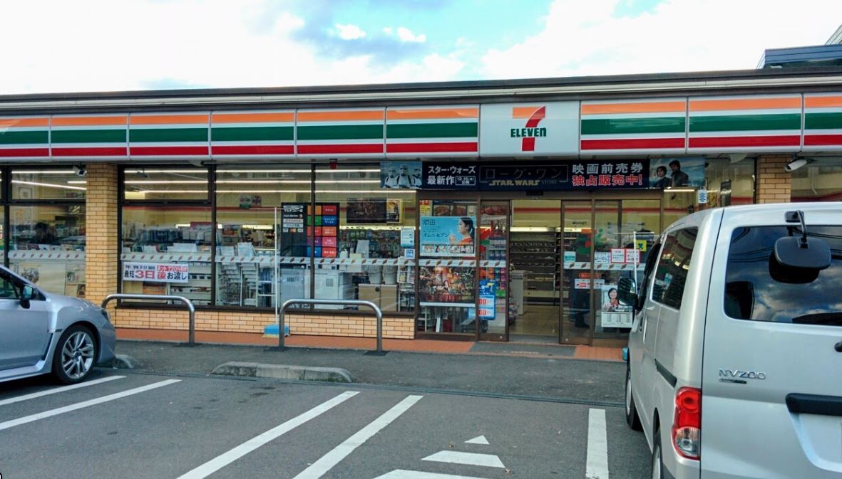 ヒルズ　ビッグ　ウエスト コンビニ