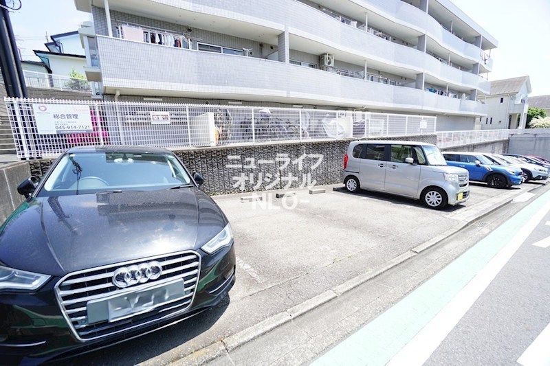 プレシール青葉台 駐車場