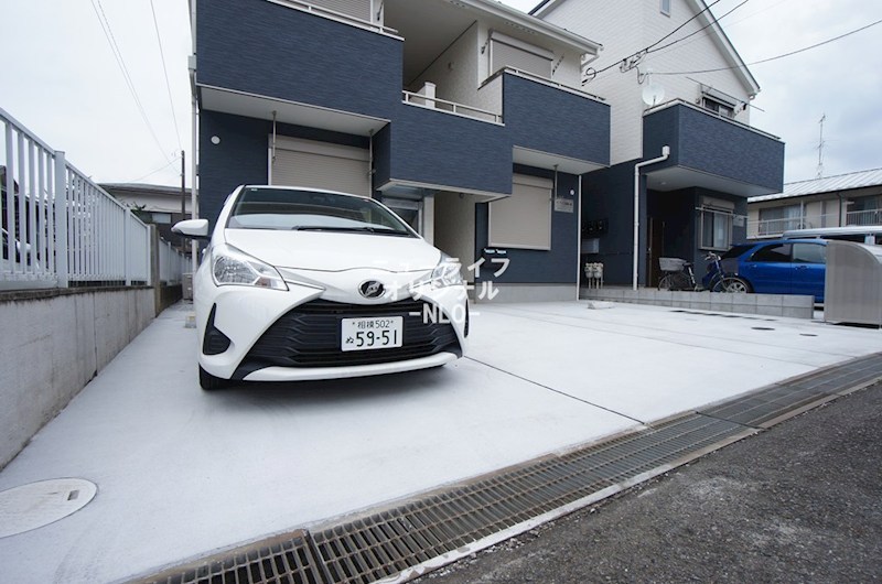 サンライズ成瀬A棟 駐車場