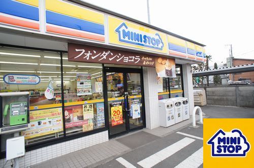 セン・ラークヒルズ コンビニ