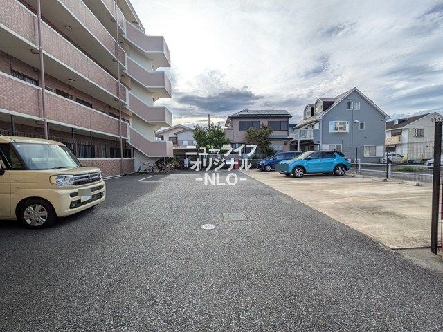 ベルシャイン厚木 駐車場