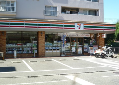 ルミエール妙蓮寺Ⅱ コンビニ