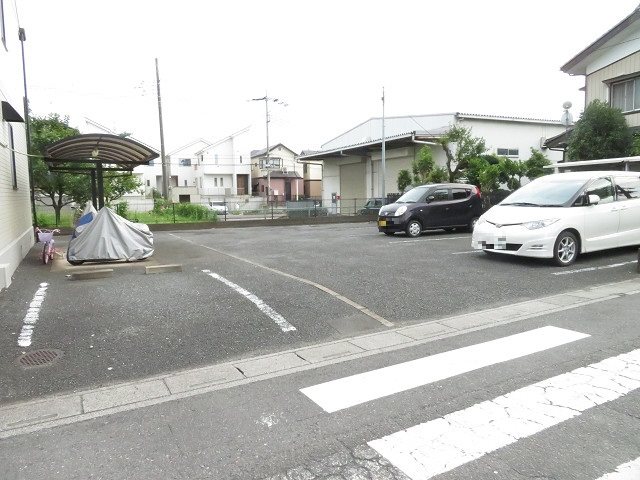 ホワイトハイツ白樺 駐車場