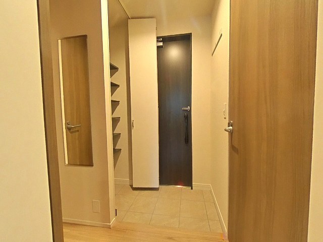 クレスコート岸町 玄関