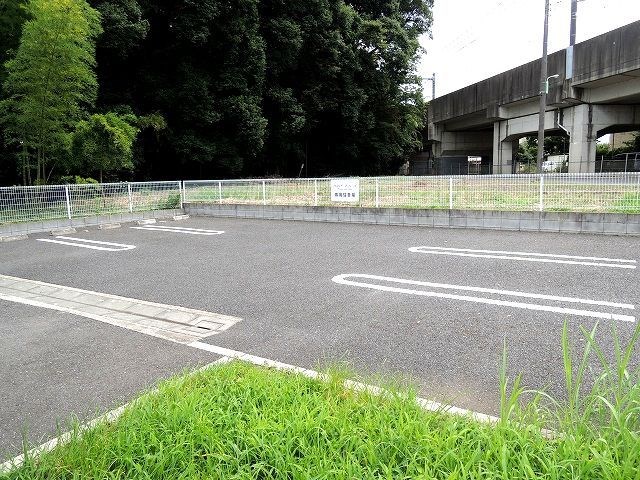 プロムナードローズ 駐車場