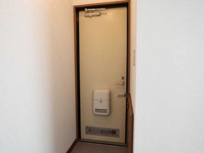 テトラフォーレスト新山下 玄関