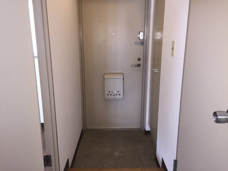 サンピア杉田 玄関