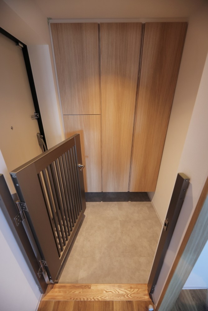 リーラ横浜川和町 玄関