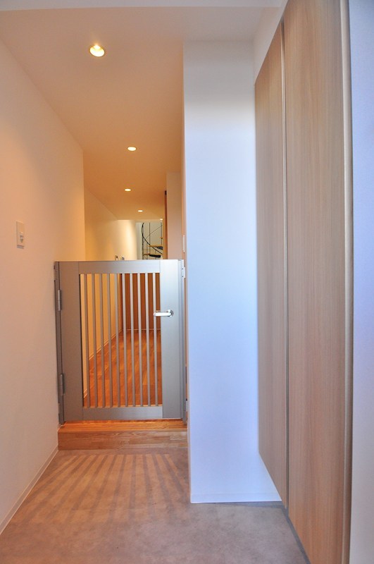 リーラ横浜川和町 玄関