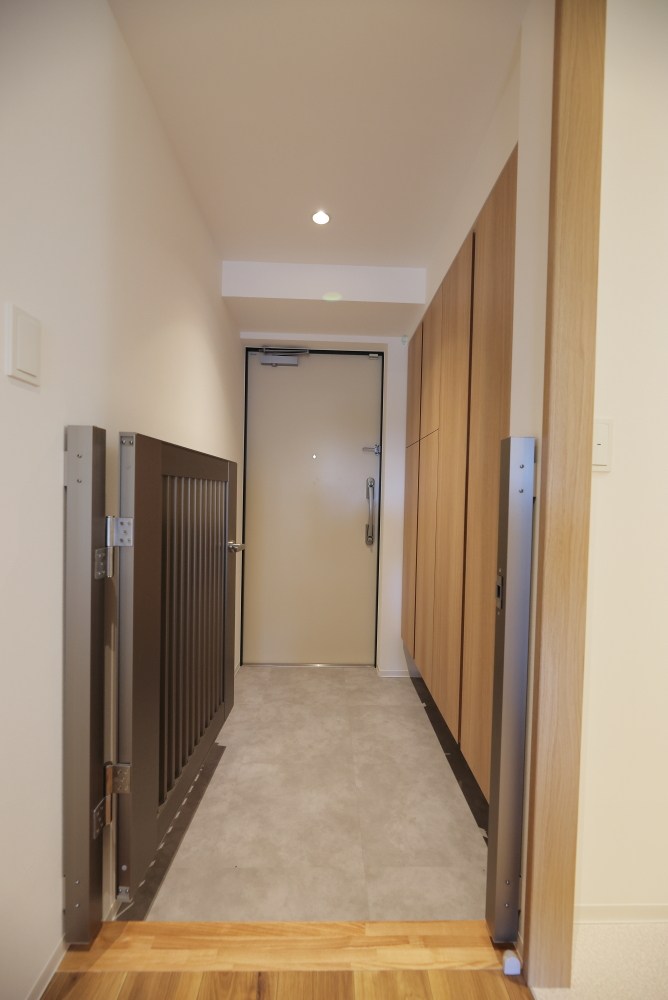 リーラ横浜川和町 玄関