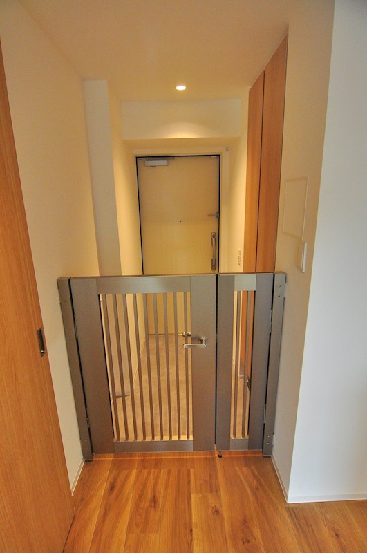 リーラ横浜川和町 玄関