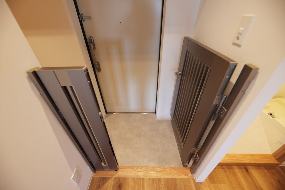 リーラ横浜川和町 玄関