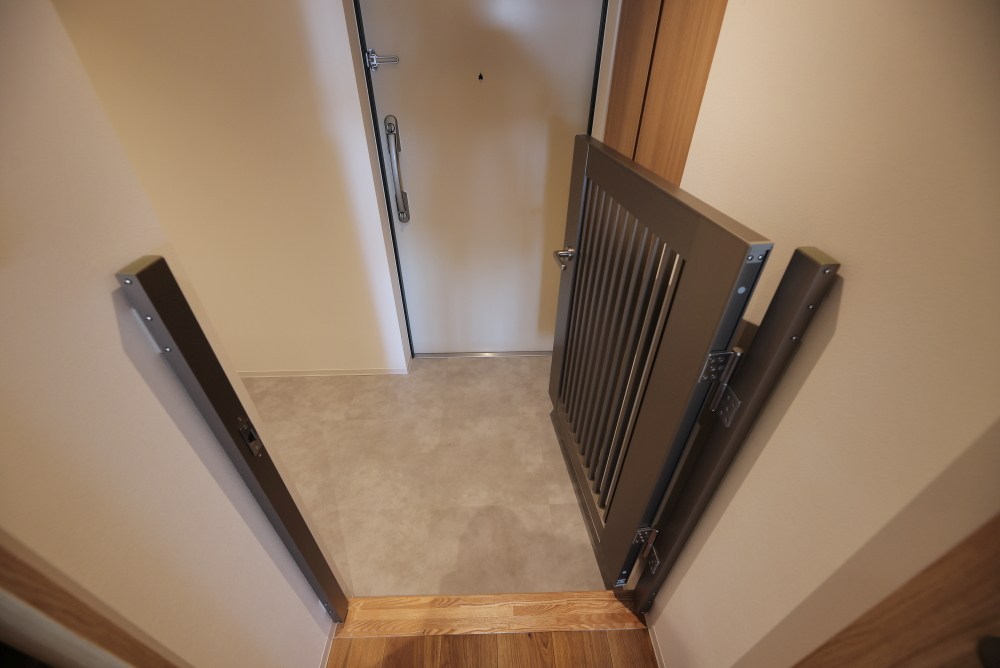 リーラ横浜川和町 玄関