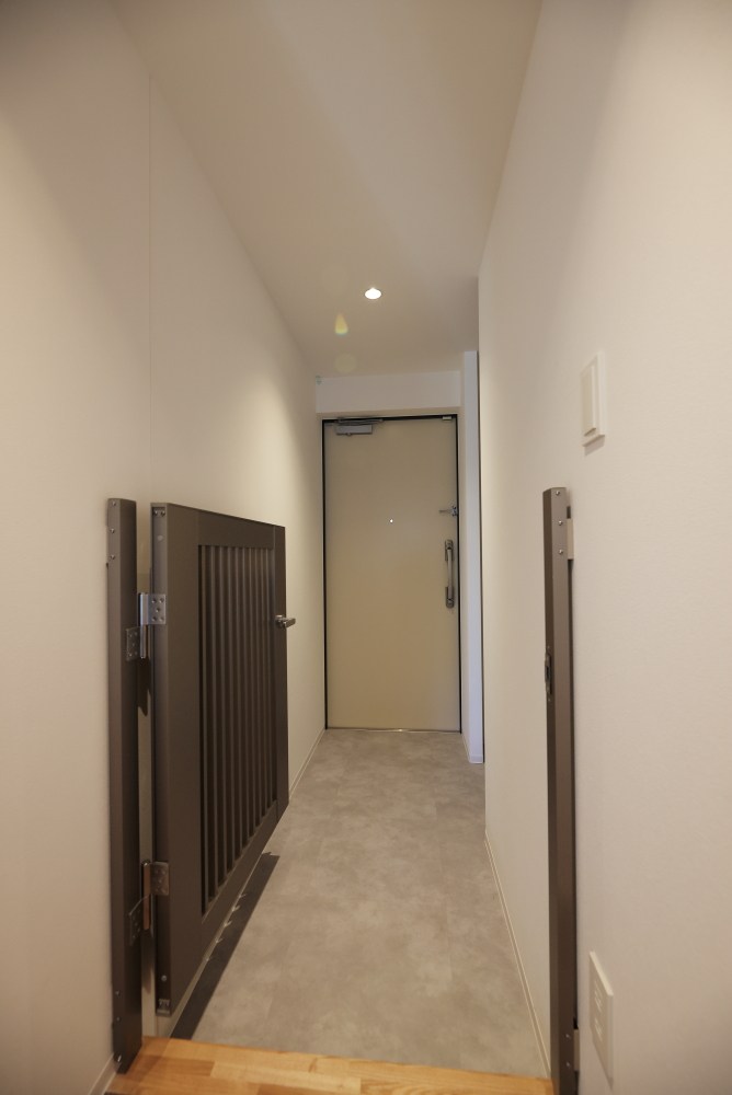 リーラ横浜川和町 玄関