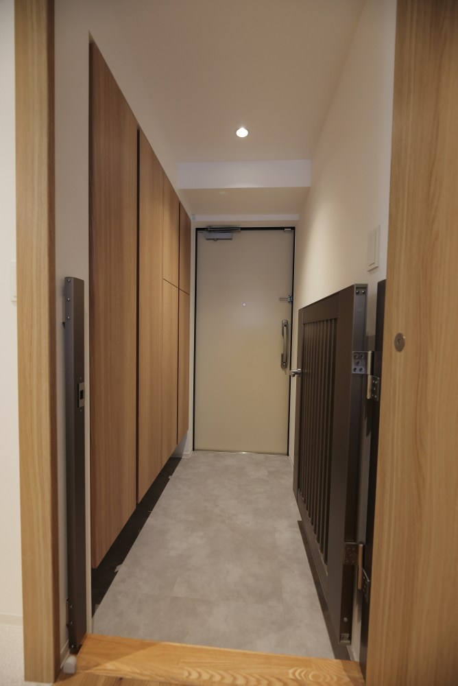 リーラ横浜川和町 玄関