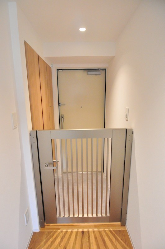 リーラ横浜川和町 玄関